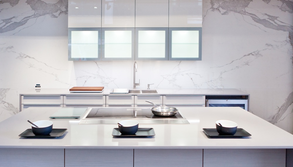 estatuario-backsplash-bookmatched-counters-are-frost-white-colorquartz