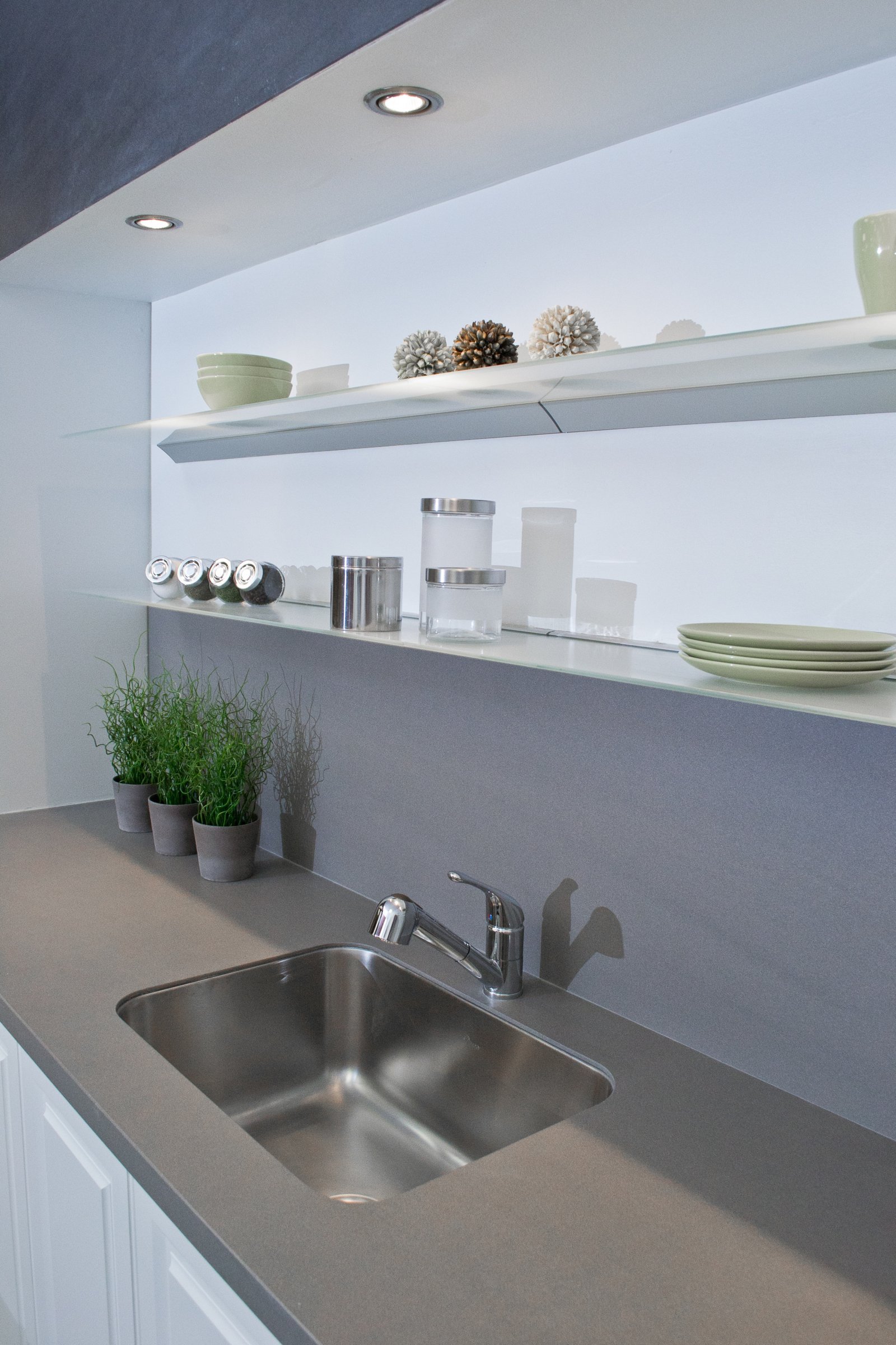 neolith-lava-counter-and-backsplash